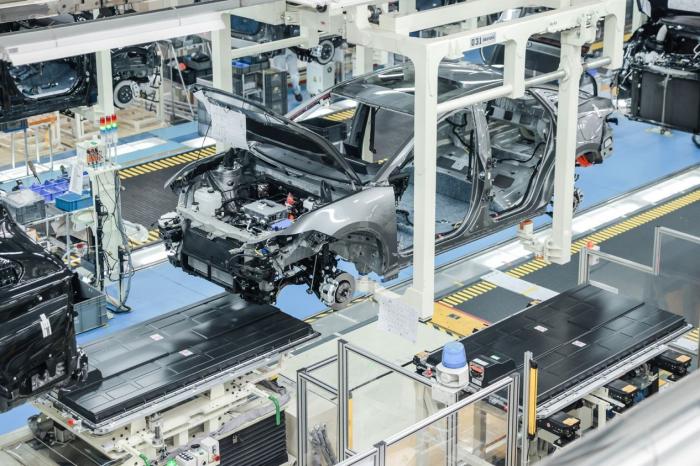 Implementeert uitgebreid onderhoud op het eerste niveau voor CNC-schimmelverwerking